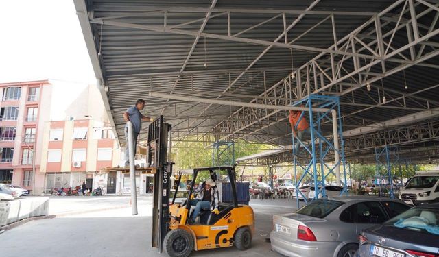 Edremit Belediyesi Cumhuriyet Mahallesi Pazaryeri’nin Çatı Sorununu Çözüyor