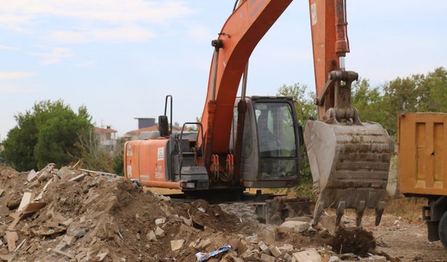 Edremit Belediyesi Şahindere Mahallesi’nde İzinsiz Moloz Dökümünü Temizliyor