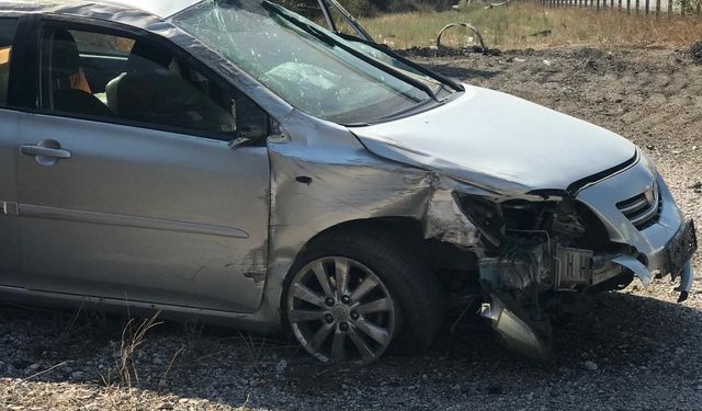 Balıkesir’de Otomobil Şarampole Devrildi: 3 Kişi Yaralandı