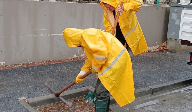 Edremit Belediyesi Ekipleri Sağanak Yağışta Teyakkuzda
