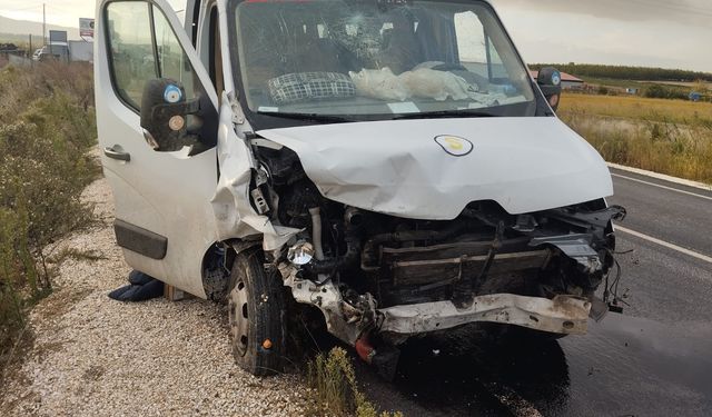 Gönen’de Feci Kaza: Binek Araç ile Öğrenci Servisi Çarpıştı, 2 Kişi Hayatını Kaybetti