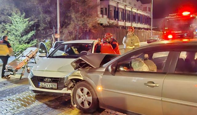 Edremit Akçay’da Çift Taraflı Trafik Kazası: 2 Kişi Yaralandı
