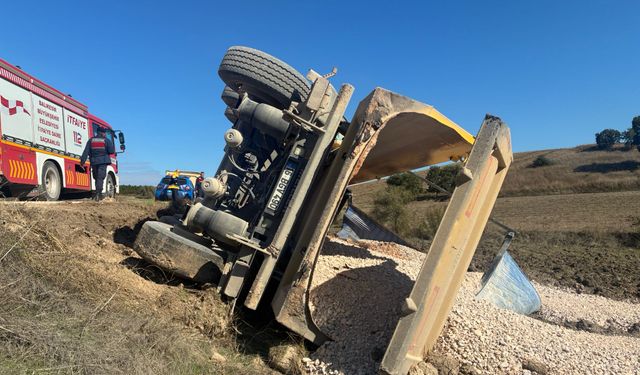 Susurluk’ta Tek Taraflı Kaza: Sürücü Araçta Mahsur Kaldı