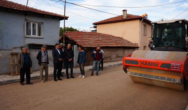 Sındırgı’da Yol Çalışmaları Tüm Hızıyla Sürüyor