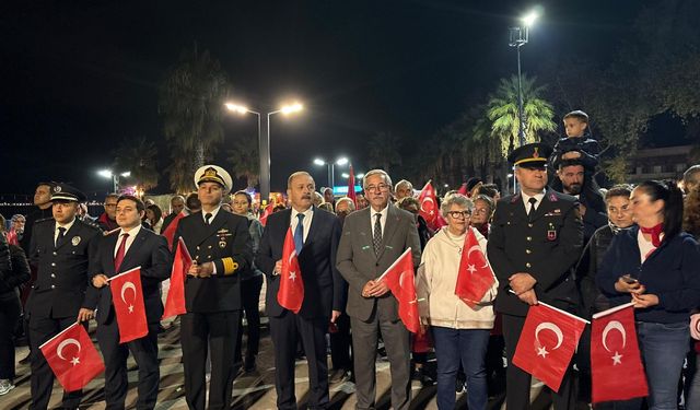 Erdek’te Fener Alayı Coşkusu! Cumhuriyet’in 102. Yılı Işıl Işıl Kutlandı