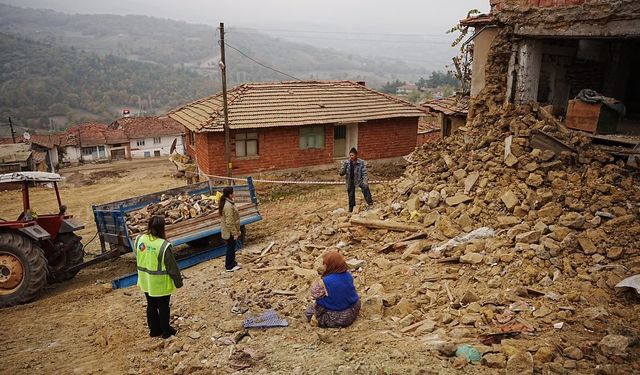 Sındırgı’da Deprem Sonrası Destek Sürüyor: Belediye Ekiplerinden Konteyner Ziyaretleri