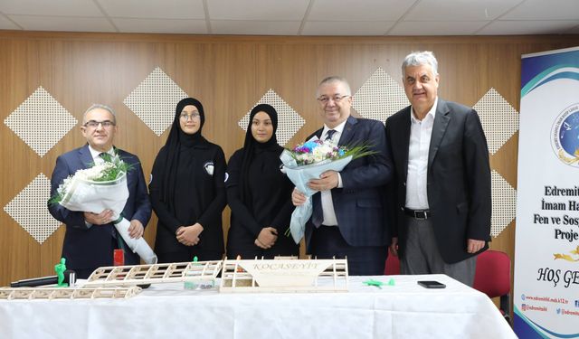 Edremit Belediyesi’nden Başarılı Öğrencilere Destek: Dünya İkincisi Öğrencilere Teknolojik Hediye