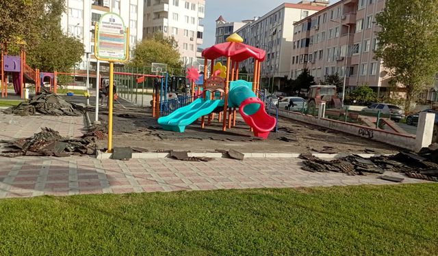 Cennetayağı Mahallesi Yaz Güneşi Parkı’nda Zemin Yenileme Çalışmaları Sürüyor
