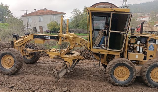 Bigadiç’te Kırsal Mahallelerde Arazi Yolu Çalışmaları Sürüyor