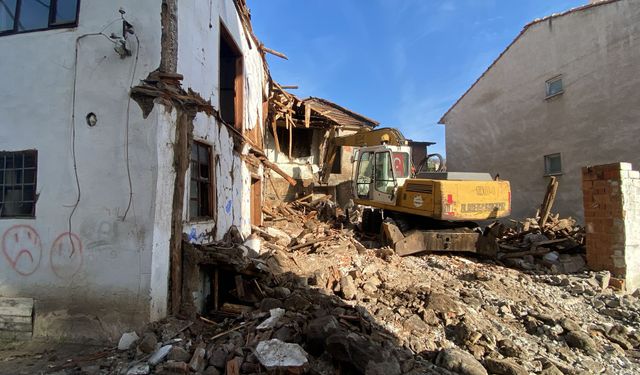 Bigadiç Belediyesi Metruk ve Riskli Yapıların Yıkım Çalışmalarını Sürdürüyor