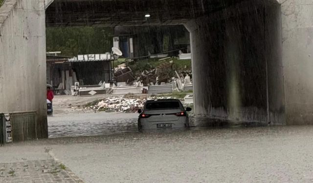 Edremit’i Sel Vurdu! Sokaklar Göle Döndü, Ev ve İş Yerlerini Su Bastı!