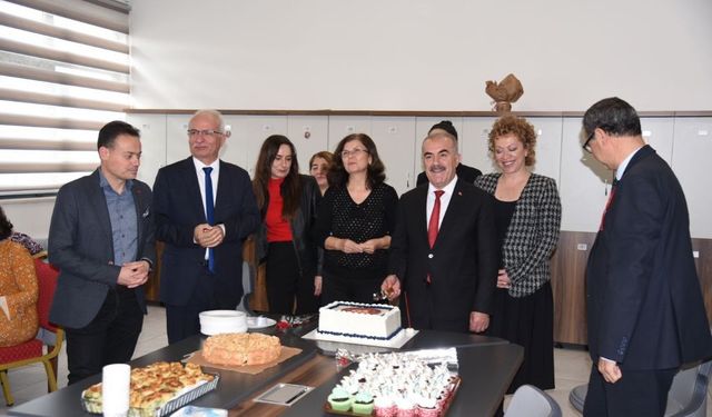 Balıkesir’de 24 Kasım Öğretmenler Günü Sürprizi: Müdür Demir’den Ziyaret