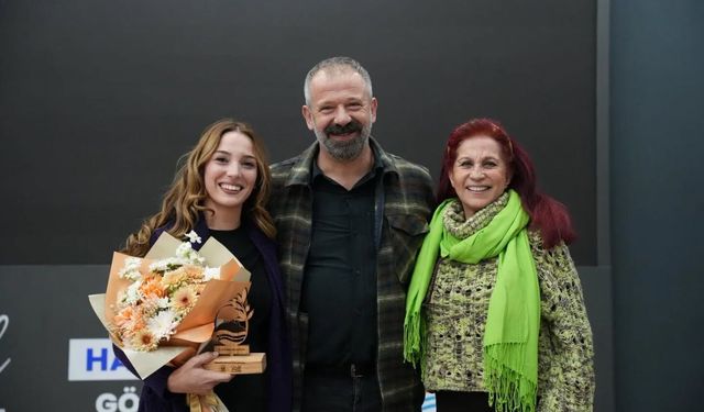 Gömeç’te 25 Kasım Kapsamında “Var Olmayan Ayşe’nin Muhteşem Maceraları” Sahnelendi