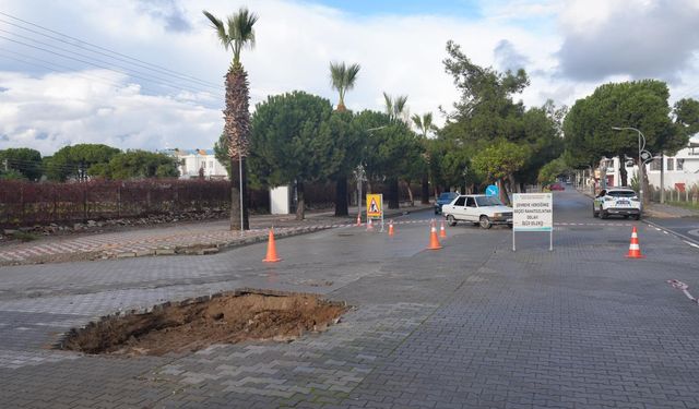 “Yoğun Yağış Sonrası Ören Mahallesi’nde Ana Hat Çökmesi: Belediye Çalışmaları Sürüyor”