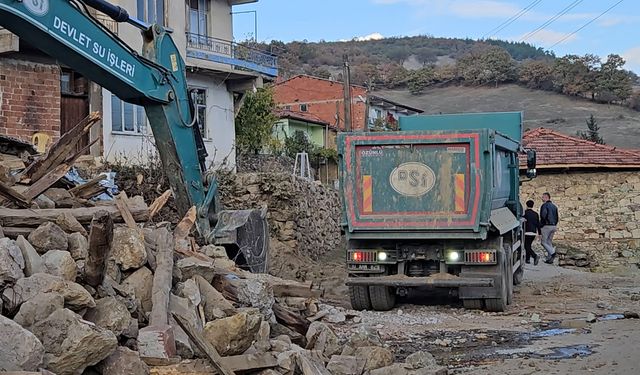 Sındırgı’da 4,9 Büyüklüğünde Deprem: Halk Sokaklara Döküldü, Korku Yeniden Tırmandı