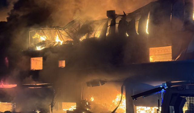 Adana'da Feci Yangın! Hırdavat Dükkanı Alevlere Teslim Oldu!
