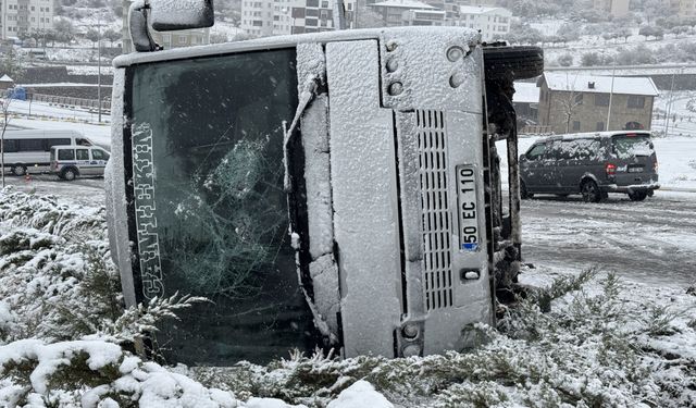 Nevşehir'de Feci Kaza! Kar Yağışı Kazaya Yol Açtı! İşçi Servisi Devrildi, 14 Yaralı Var!
