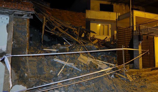 Balıkesir Edremit’te Metruk Bina Çöktü!