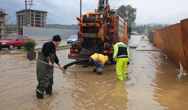 İzmir’i Sağanak Vurdu: Yollarda Çökme, Ev ve İş Yerlerinde Su Baskınları!