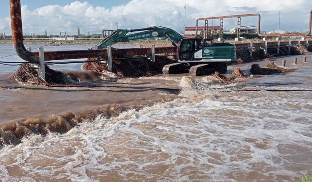 Son Dakika! Çanakkale’de Tuzla Çayı Taştı! Tarım Arazileri ve Binalar Sular Altında Kaldı