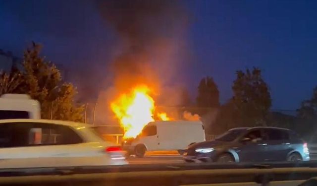 Fatih Sultan Mehmet Köprüsünde Feci Yangın! FSM'de Bir Araç Alevlere Teslim Oldu