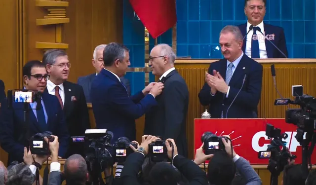 İstanbul Milletvekili Doğan Demir CHP’ye Katıldı! Rozetini Özgür Özel Taktı