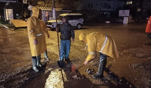Edremit'te sağanak yağış hayatı felç etti... Ekipler sahada