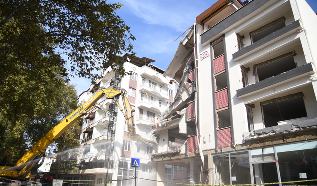 DEPREM FIRTINASI DEVAM EDİYOR... SINDIRGI BEŞİK GİBİ!