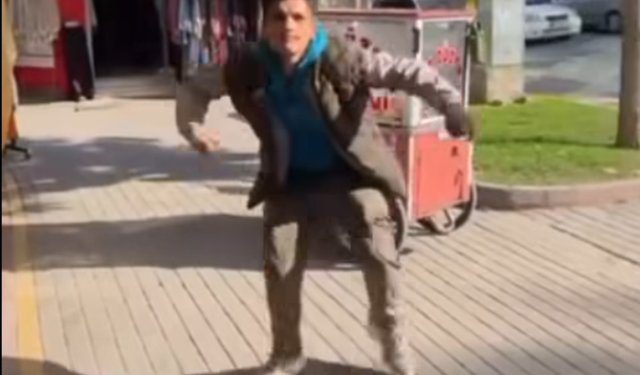 Bu da seyyar simitçi dansı... Gönenli simitçi halkın ilgi odağı