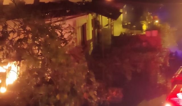 Bigadiç’te Gece Yarısı Korkutan Yangın! 2 Katlı Ev Alev Aldı