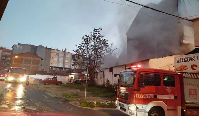Balıkesir’de Erken Saatlerde Yangın! Alevler İş Yerini Sardı