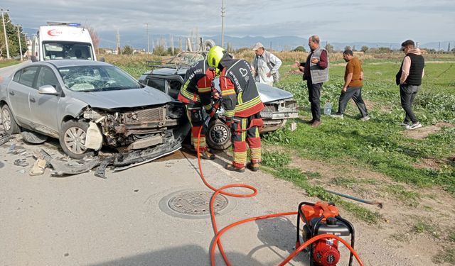 Burhaniye'de Feci Kaza! İki Araç Çarpıştı! 3 Kişi Yaralandı