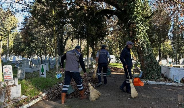 Dursunbey’de Kış Öncesi Mezarlıklarda Temizlik Çalışması