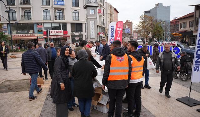 Sındırgı Belediyesi Deprem Bölgesine Gönderilen Pirinçleri Dağıttı