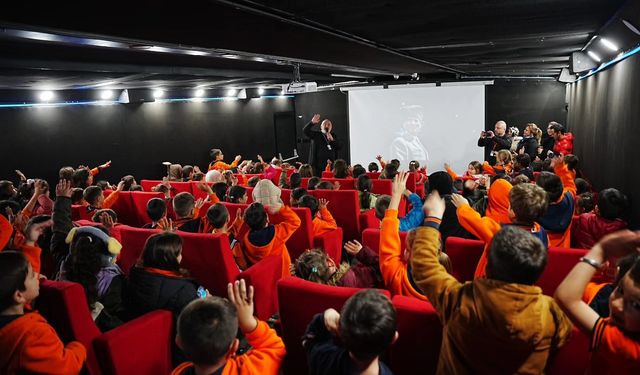 Gezen Sinema Tırı Sındırgı’da Miniklerle Buluştu