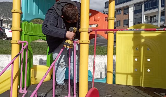 Edremit’te Parklar Yenileniyor: Oyun Grupları ve Spor Aletlerinde Bakım Çalışmaları Sürüyor