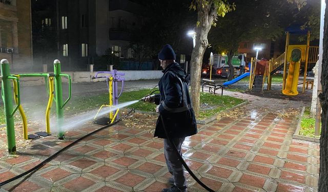 Edremit Belediyesi Parklarda Akşam Temizliği Yapıyor