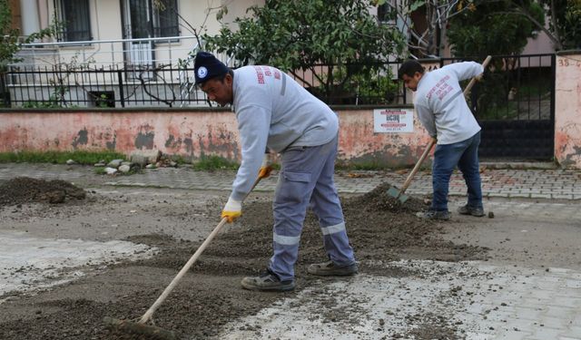 Edremit’te Bozulan Yollarda Tamirat Çalışmaları Hızla Sürdürülüyor