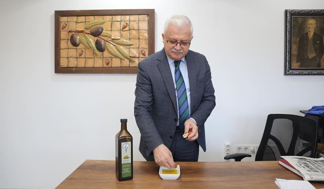 Burhaniye Belediyesi’nin Doğal Zeytinyağları Satışa Çıktı! Erken Hasat ve Soğuk Sıkım Ürünler Yoğun İlgi Görüyor