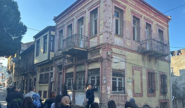 Dersimiz: Ayvalık Mimarisi.. Restorasyon öğrencileri sokak sokak tarihi yapıları inceledi