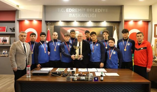 Edremit Anadolu Lisesi Erkek Voleybol Takımı İl Birinciliği Sonrası Başkan Mehmet Ertaş’ı Ziyaret Etti