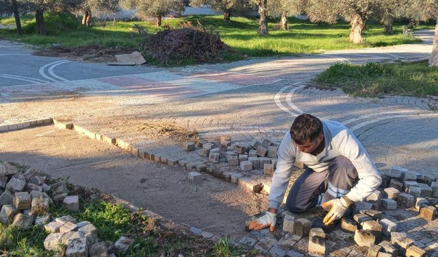 Edremit’te Bozulan Yollar Hızla Tamir Ediliyor