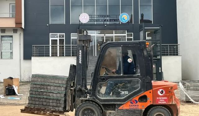 Uygulama Oteli’nde Taş Döşeme Sürüyor