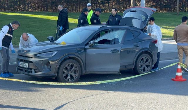 Son Dakika! Bakırköy’de Otomobile Silahlı Saldırı! 1 Kişi Hayatını Kaybetti!