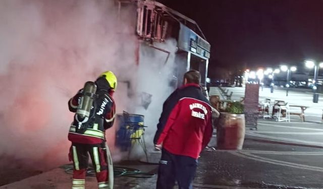 Balıkesir Edremit'te Feci Yangın! Bir Restoran Alevlere Teslim Oldu!