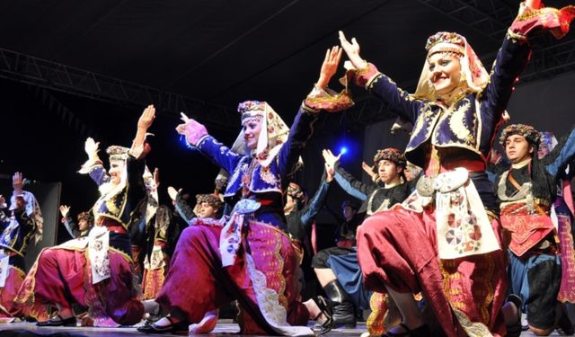 Büyükşehir Belediyesi  20 kadın 20 erkek dansçı arıyor