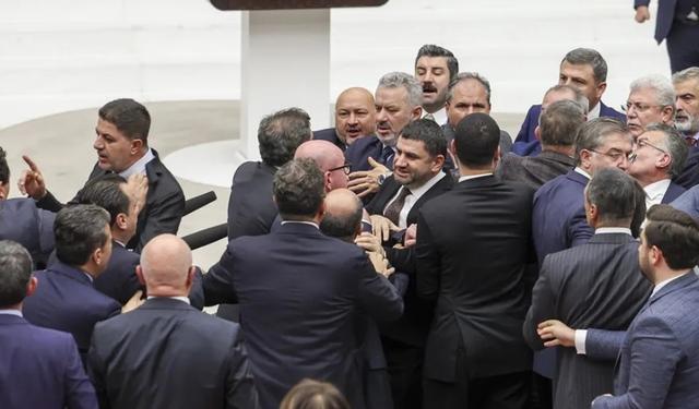 TBMM’de Yumruklu Kavga: AK Parti ve CHP’li Vekiller Birbirine Girdi