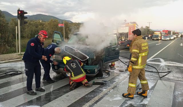 Edremit'te Korkutan Kaza: Araçta Yangın Çıktı, Ekipler Anında Müdahale Etti