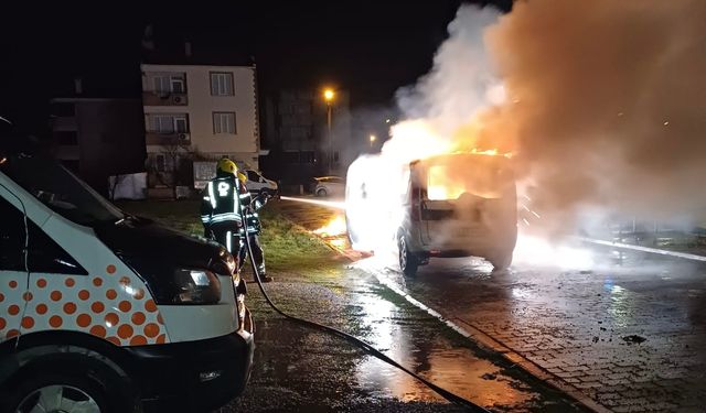 Balıkesir Karesi'de Araç Yangını: İtfaiye Ekipleri Alevleri Güçlükle Söndürdü