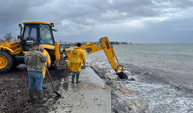 Edremit’te Şiddetli Fırtına ve Yağışa Gece Boyu Müdahale